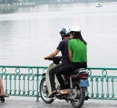 Mải nói chuyện với bạn gái, đâm xe gây chết người - ảnh 1