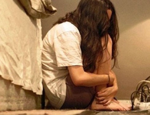 Dừng làm trò đồi bại với bạn gái vì lời dọa