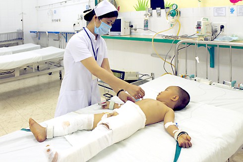 Cứu kịp thời một trẻ bị xe tải cán qua chân - ảnh 1