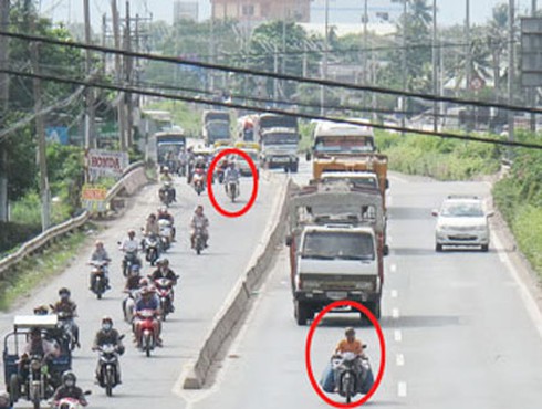 Nhảy xuống ô tô đánh người đi xe máy không nhường đường - ảnh 1