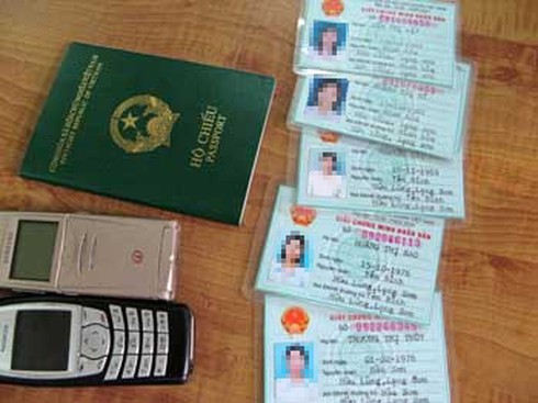 Tô thêm nốt ruồi cho giống CMND giả - ảnh 1