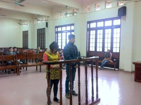 Tô thêm nốt ruồi cho giống CMND giả - ảnh 2