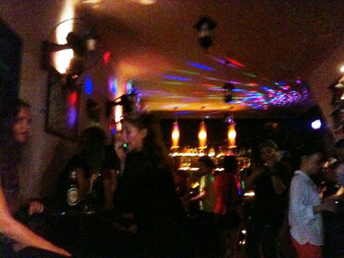 Dùng súng khoe mẽ với người đẹp trong quán karaoke - ảnh 1