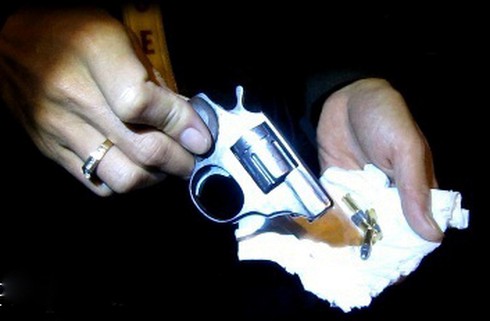 Dùng súng khoe mẽ với người đẹp trong quán karaoke - ảnh 2