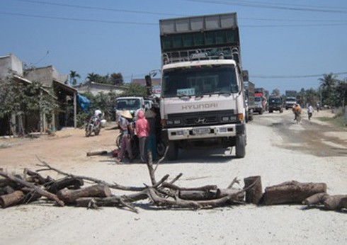 Chặn ô tô, bắt nộp 25 triệu