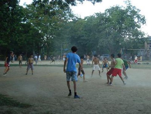 Đang đá bóng, vì