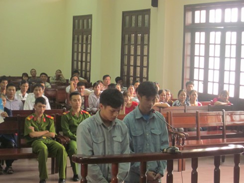 Đang đá bóng, vì