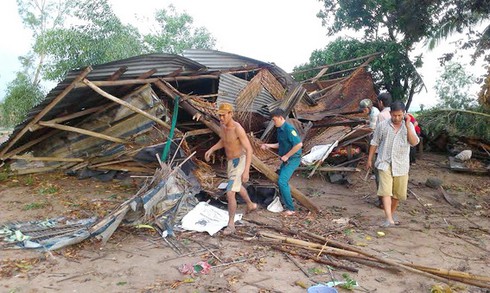 Lốc xoáy cuốn sập, tốc mái hơn 150 căn nhà ở Đồng Nai - ảnh 1