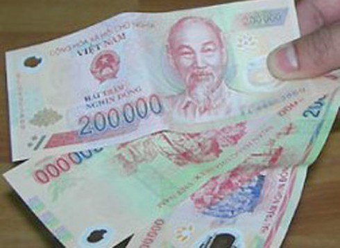 Chán bán trái cây chuyển sang... buôn tiền giả