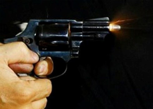 Nổ súng đe dọa bố và anh trai - ảnh 1