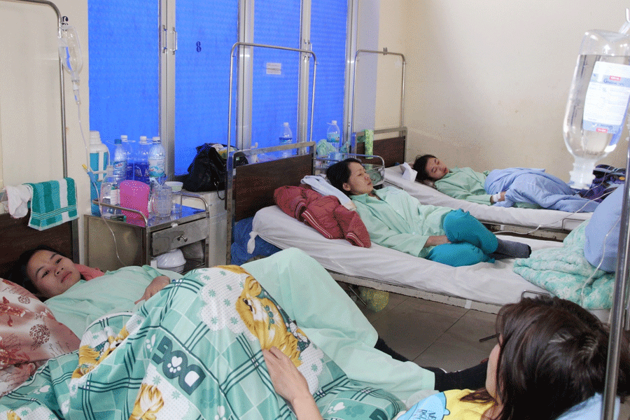 Ăn bánh mì, hàng chục người cấp cứu - ảnh 1