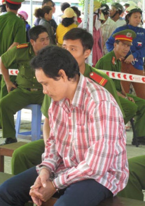 Chồng ngông cuồng dỡ nóc nhà, đốt quần áo và sát hại vợ - ảnh 1