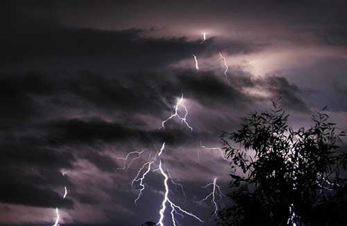 Dự báo thời tiết ngày 8/4: Cả nước mưa rào, dông, ngày nắng - ảnh 1