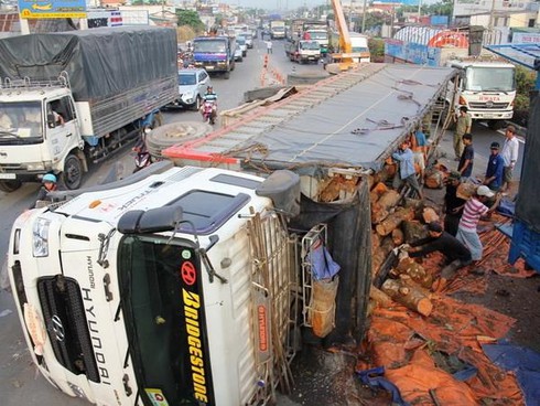 Xe tải chở 20 tấn gỗ lật nghiêng chặn cứng QL1 - ảnh 1
