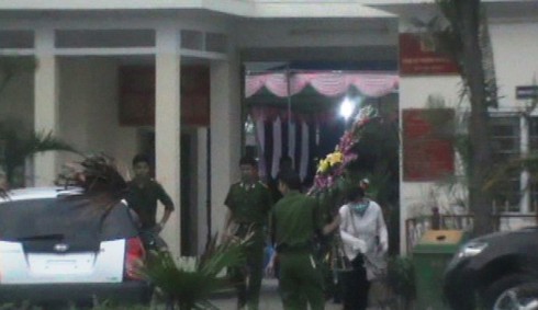 Video: Ô tô đỗ chật quốc lộ mừng thành lập Công an phường Minh Khai - ảnh 2