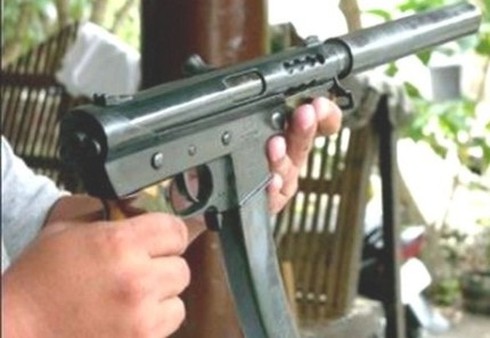 Ghét chủ, khách vác súng bắn vào quán - ảnh 1