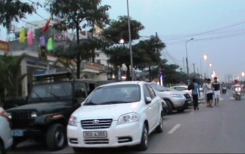 Video: Ô tô đỗ chật quốc lộ mừng thành lập Công an phường Minh Khai - ảnh 1