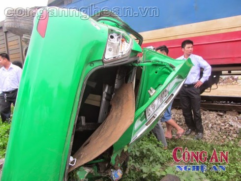 Cố băng qua đường sắt, taxi bị tàu hỏa đâm bẹp dúm - ảnh 2