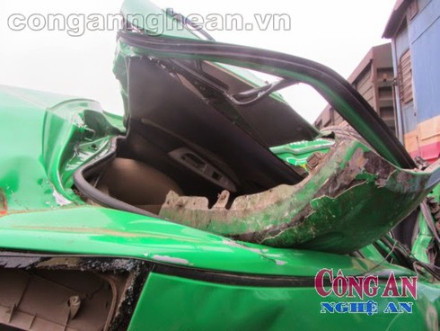 Cố băng qua đường sắt, taxi bị tàu hỏa đâm bẹp dúm - ảnh 3