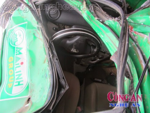 Cố băng qua đường sắt, taxi bị tàu hỏa đâm bẹp dúm - ảnh 4