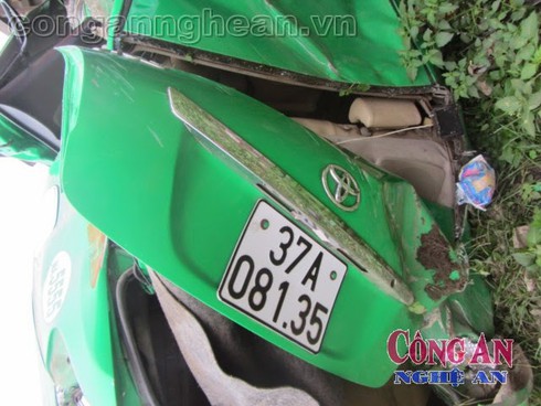 Cố băng qua đường sắt, taxi bị tàu hỏa đâm bẹp dúm - ảnh 5