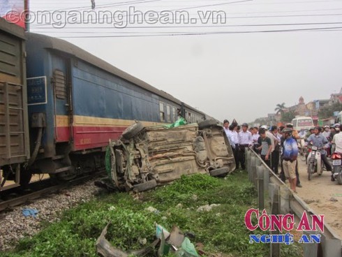Cố băng qua đường sắt, taxi bị tàu hỏa đâm bẹp dúm - ảnh 6