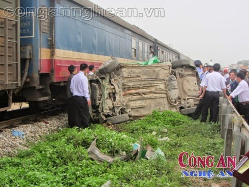 Cố băng qua đường sắt, taxi bị tàu hỏa đâm bẹp dúm - ảnh 1