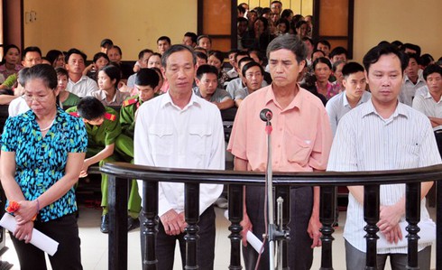 4 cán bộ xã trục lợi hồ sơ đất của dân nghèo - ảnh 1