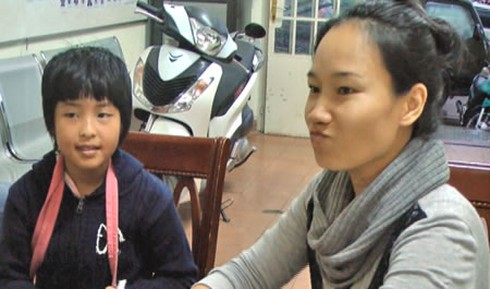 Chuyện cảm động về cô bé bán vé số - ảnh 1