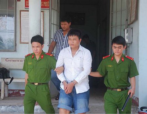 Con xách dao đến