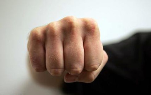 Đánh dã man cậu người yêu vì cho rằng