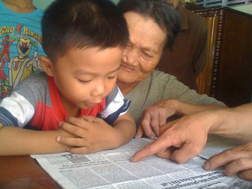 Phú Yên: Bé trai chưa đi học đã biết đọc chữ - ảnh 1