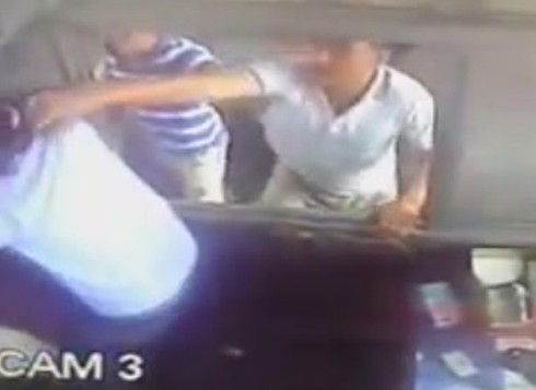 Trừng trị kẻ ghẹo nhân viên nữ, đánh khách vô cớ - ảnh 1