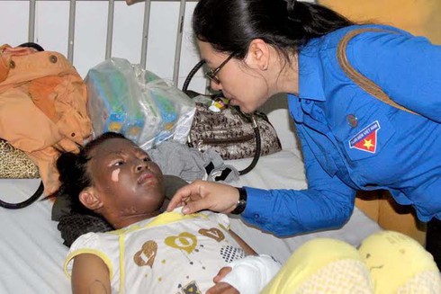 Nổ bóng bay, 2 thầy giáo và 11 học sinh bị bỏng - ảnh 1