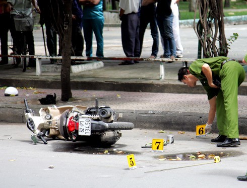 Chạy nhóm người truy đánh, vợ chết chồng trọng thương - ảnh 1