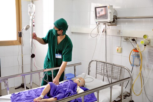 Bé trai 28 tháng tuổi bị gấu cắn đứt lìa cánh tay - ảnh 2