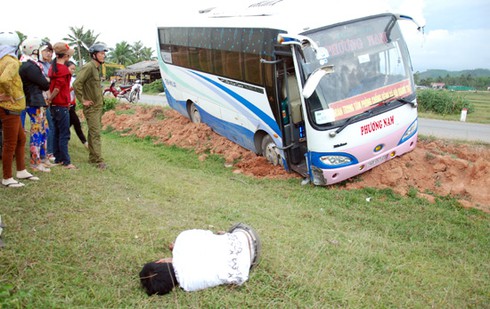 Tài xế ngủ say sưa sau khi được lôi ra khỏi xe khách - ảnh 1