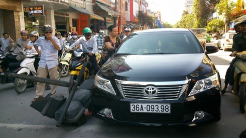 Đang dừng đèn đỏ, xế hộp bị cột đèn rơi trúng đầu - ảnh 1