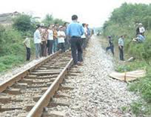 Ngủ trên đường ray, bị tàu hỏa đâm chết tại chỗ - ảnh 1