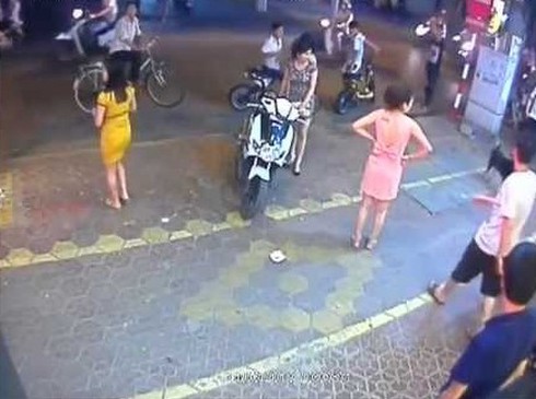 Vì một “chân dài”, hai nhóm trai