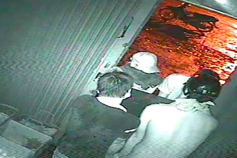 Lừa bạn gái rời nhà để đồng bọn đến trộm két sắt tiền tỷ - ảnh 1