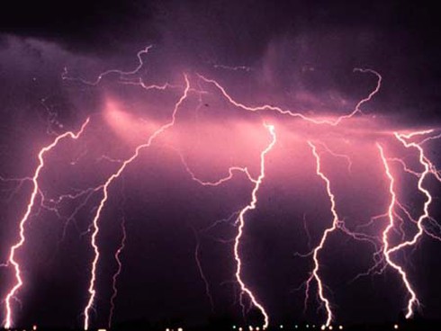 Tắm mưa, một thanh niên bị sét đánh chết - ảnh 1