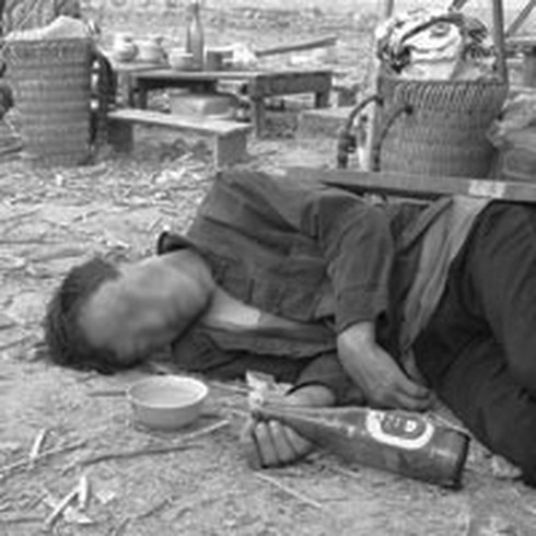 Say rượu, ngủ lề đường bị xe cán chết - ảnh 1