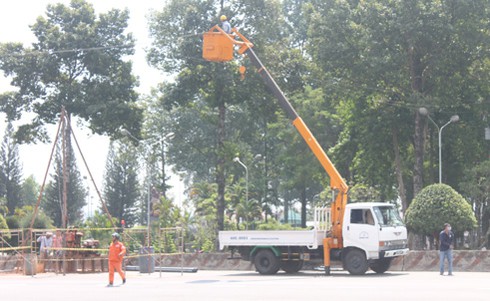 3 công nhân bị điện phóng nguy kịch khi thi công - ảnh 1