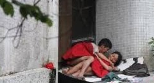 Dụ 2 bé gái vào phòng ngủ chơi game rồi hiếp dâm - ảnh 1