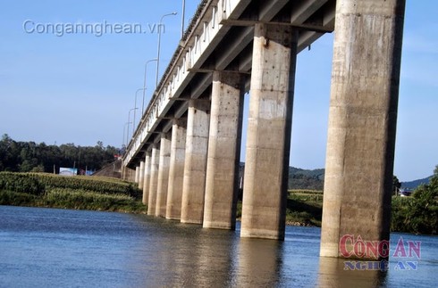 Hoang mang vì liên tục phát hiện 17 đạn pháo dưới chân cầu - ảnh 2