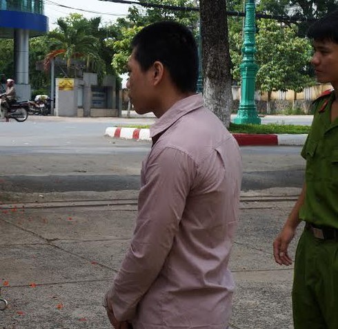 Mò vào nhà bạn gái nhí lúc 3 giờ sáng làm