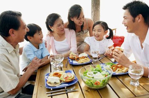 Bữa cơm gia đình không chỉ đơn thuần là thưởng thức thức ăn mà còn là dịp để rèn luyện giáo dục đạo đức cho trẻ em. Hãy đến với chúng tôi để tận hưởng những bữa ăn đầy ý nghĩa và giá trị nhé! Nhấn vào hình ảnh để biết thêm chi tiết.