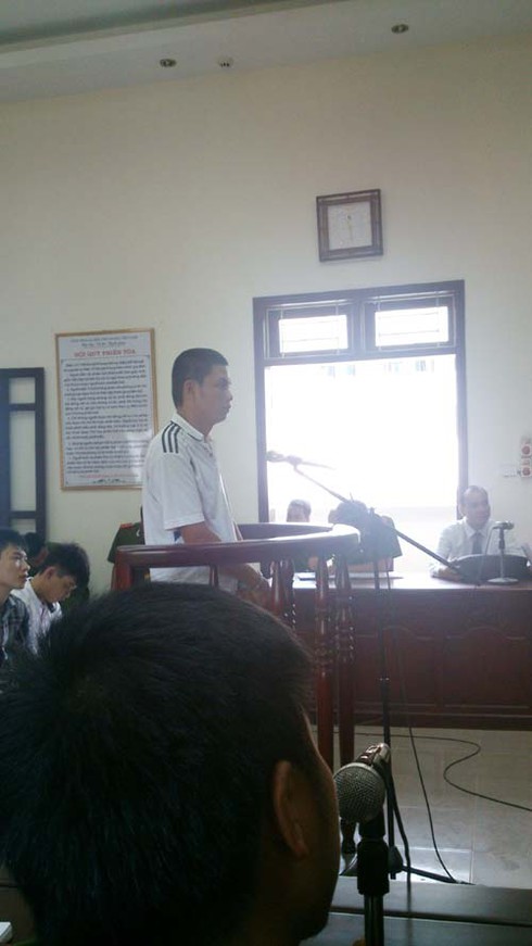 Bé gái đi học về bị