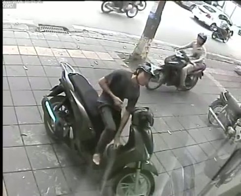 Ngơ ngác nhìn theo kẻ trộm cuỗm mất xe SH - ảnh 1